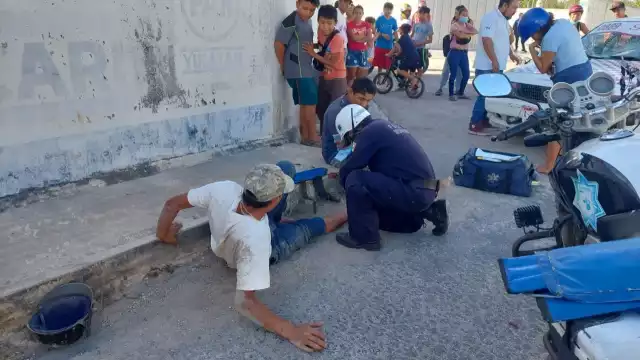 Los dos jóvenes quedaron tirados a un costado de la carretera