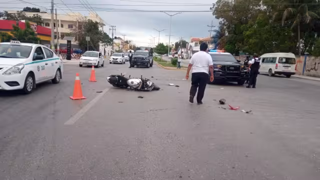 La motocicleta terminó con daños considerables luego de ue su conductor se estrellara con un taxi en Playa del Carmen
