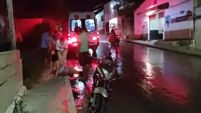 Testigos intentaron ayudar a la señora que estaba tirada en el suelo quejándose de fuertes dolores en el vientre derivados de la caída y los golpes