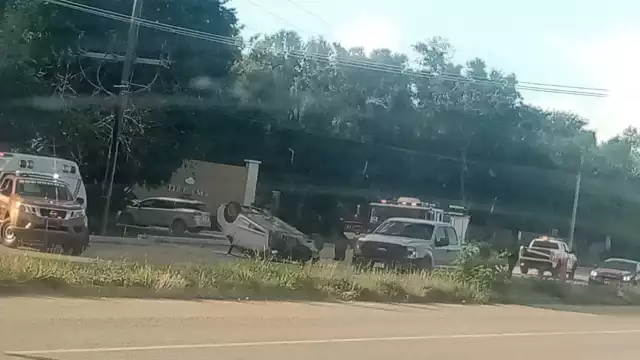 El vehículo quedó volcado con gente en su interior en plena carretera de Tulum a Playa del Carmen
