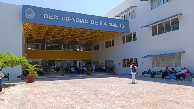 Manifestantes acusan que el nuevo director ni siquiera es doctor
