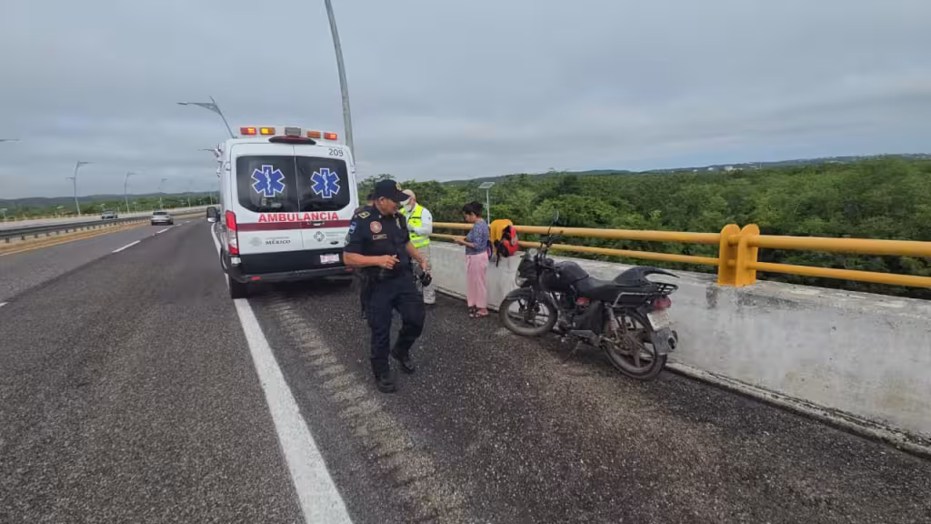 Motociclista derrapa por esquivar un plástico en el Periférico de Campeche