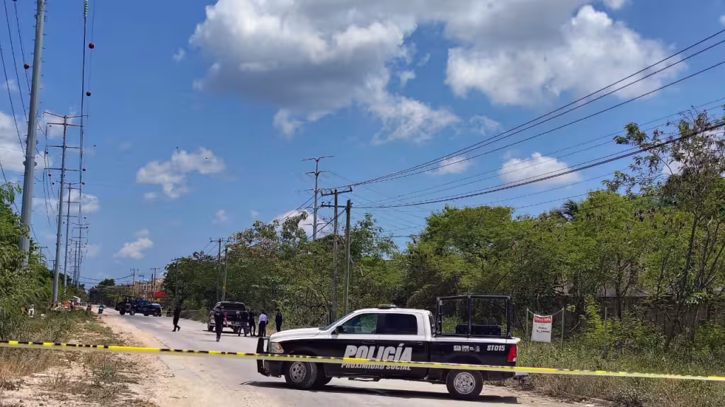 Hallan cuerpo embolsado dentro de una camioneta en Cancún