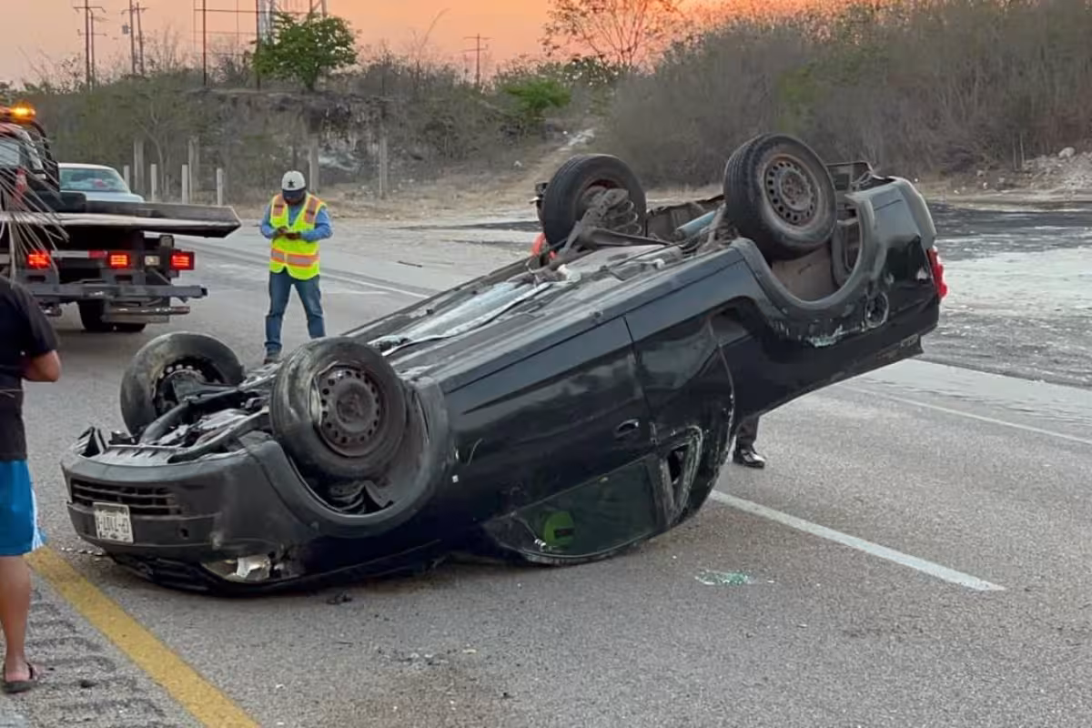 Conductor pierde el control de su camioneta y termina volcado en la ...