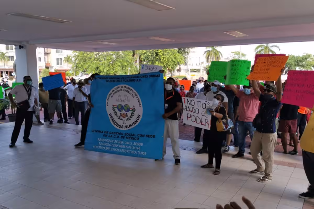 Comerciantes se manifiestan frente a Palacio Municipal de Playa del ...