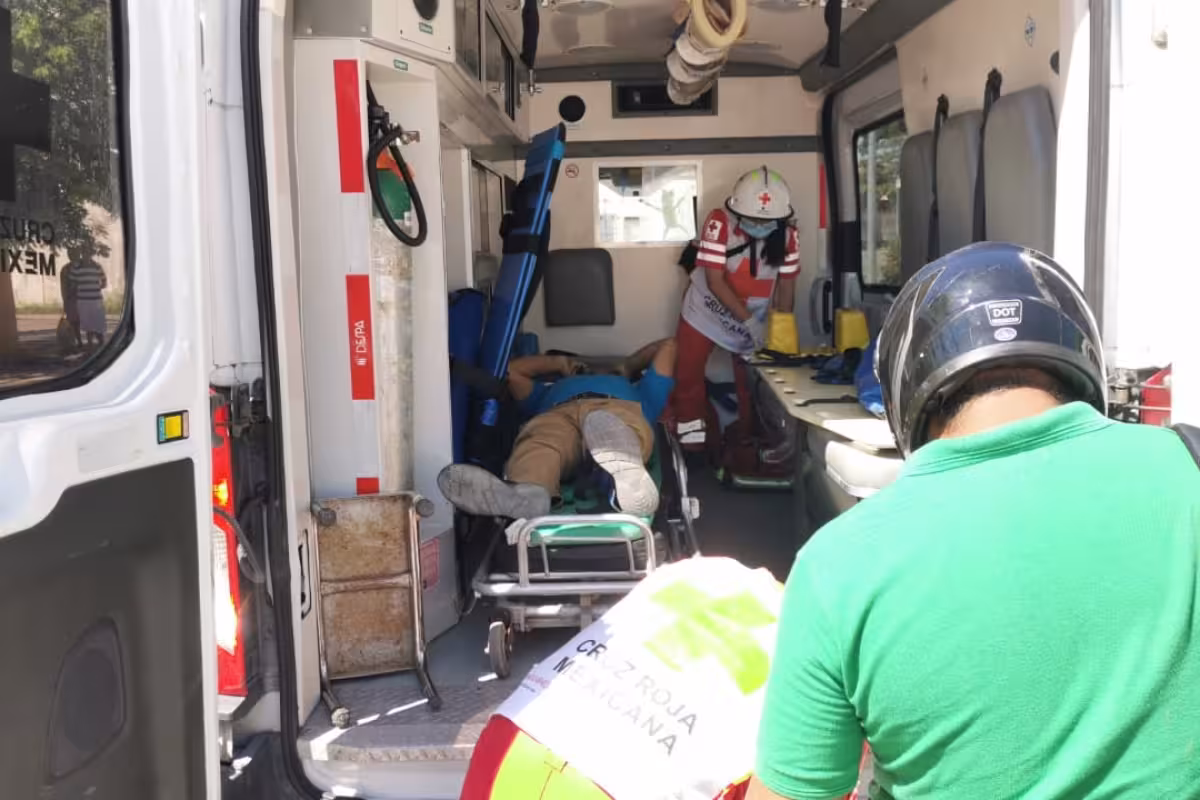 Conductor se 'vuela' el alto y de paso a un motociclista en Ciudad del ...