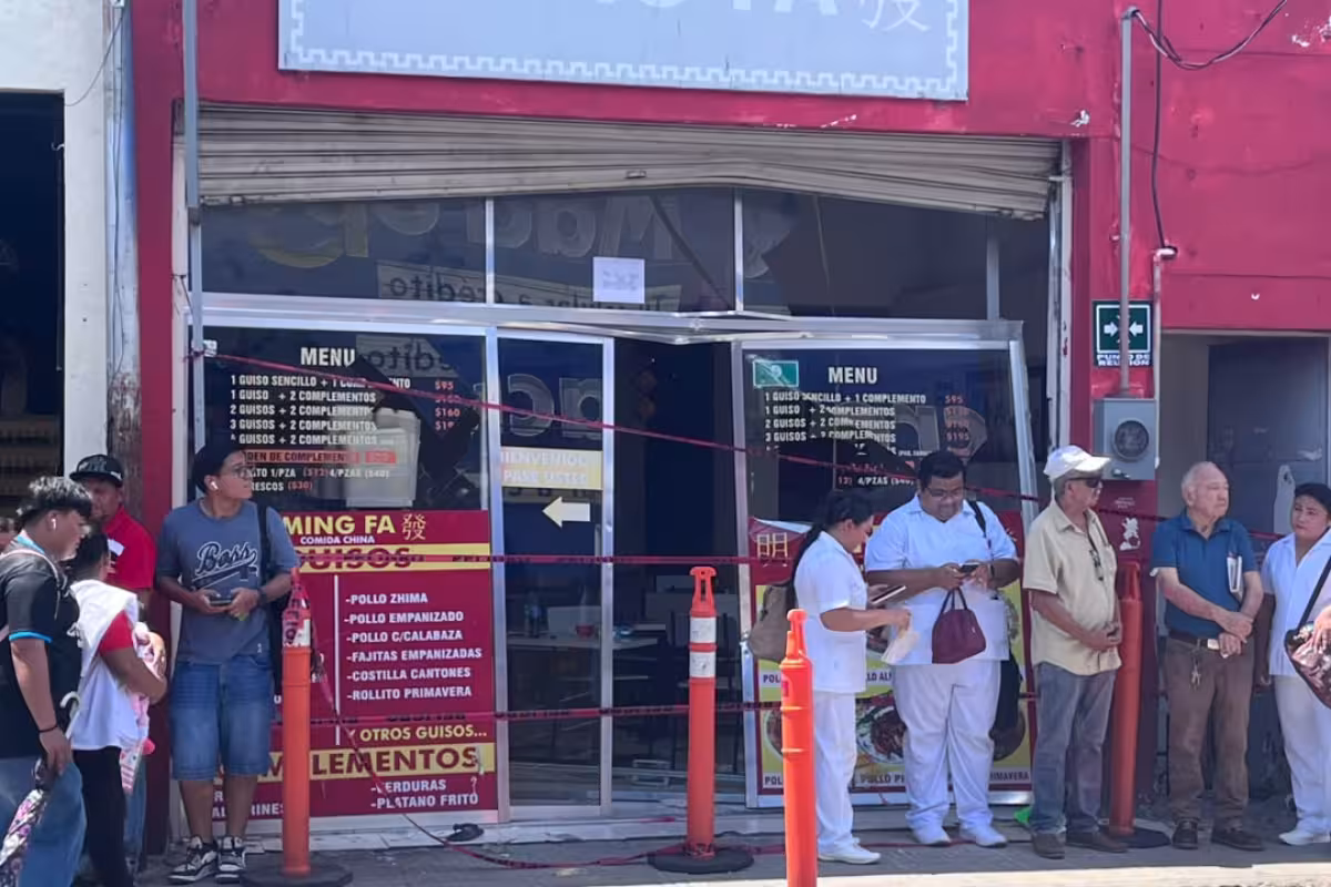 Va y Ven se estrella contra restaurante de comida china tras choque en el Centro de Mérida
