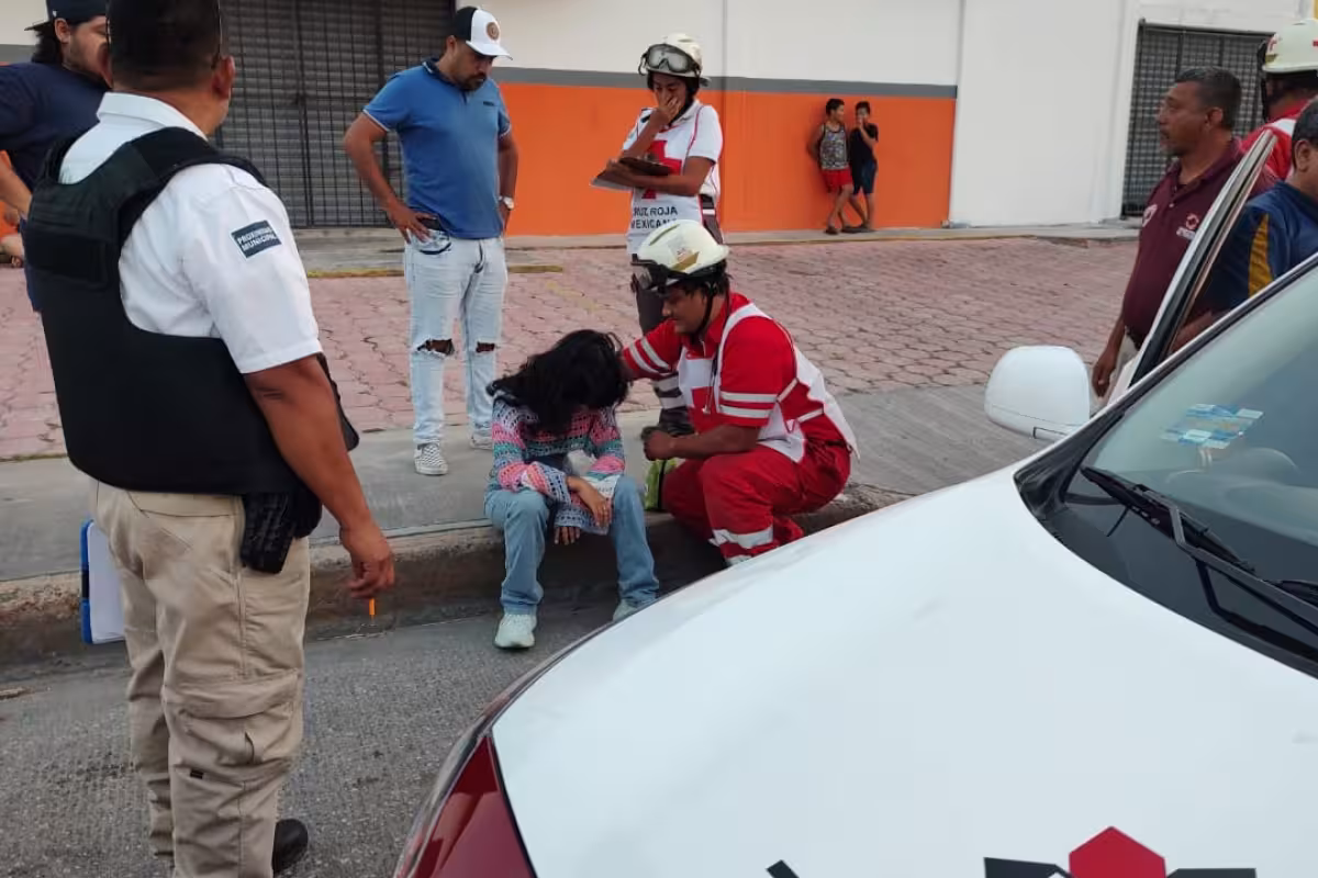 Mujer resulta herida tras choque de una camioneta contra un taxi en ...