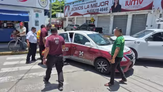 Un taxi y una camioneta repartidora de agua chocaron en Ciudad del Carmen.