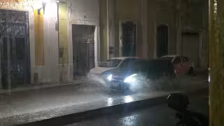 Una intensa lluvia con descargas eléctricas y viento sorprendió a la capital campechana este lunes 19 de octubre.