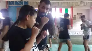 Kyara Nicole con los guantes bien puestos durante la exhibición para conformar a un Selectivo en Q.Roo de Muay Thai