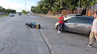 Automóvil impacta motocicleta frente al nuevo mercado del Chechén