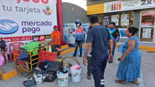 Motociclista arrolla a triciclero en Ciudad del Carmen y resulta lesionado