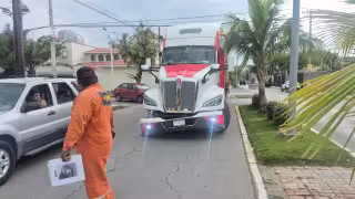 Intento de rebase terminó en choque entre una camioneta y un tractocamión.