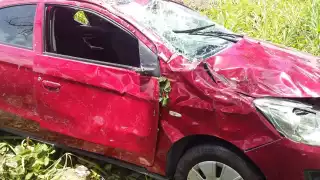 Tanto el conductor como su acompañante salieron ilesos a pesar de lo aparatoso del accidente