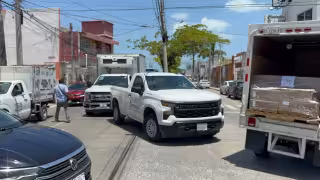 Una camioneta de reparto chocó por alcance contra una unidad de Pemex.