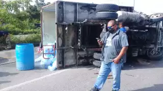 Autoridades de Tránsito de Solidaridad acudieron a redirigir la circulación de la carretera rumbo a Puerto Aventuras