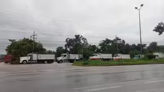 50 volqueteros protestan contra líder sindical en Playa del Carmen; aseguran ser excluídos de las obras