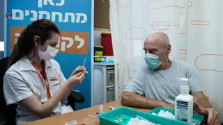 
Israel administró la cuarta dosis de la vacuna contra COVID-19 a un grupo, mientras el país espera aprobar esta medida en el resto de la población