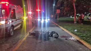 Tres motocicletas estuvieron involucradas en un fuerte accidente en Playa Norte.