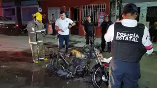 Vecinos acusan que dos personas fueron las que le rociaron gasolina al vehículo y le prendieron fuego