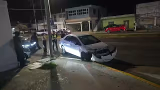 Un choque entre un auto y un autobús se registró frente a la terminal de camiones en Campeche.