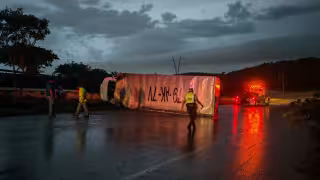 Tráiler de Yakult volcó sobre la autopista Campeche–Champotón tras evitar chocar con un vehículo.