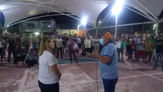 Paulina Navarrete representante del complejo hotelero Riad Romero escuchó la postura de los pobladores durante ríspida reunión