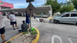 Un motociclista resultó herido tras un choque vial en el estacionamiento de City Club en Ciudad del Carmen.