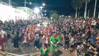 Dan banderazo inicial a desfile navideño de Calkiní con la participación de escuelas y academias de danza