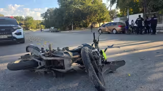 Motociclista resultó gravemente herido tras chocar contra un auto en Imí I.