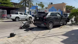 Motociclista sufre lesión en la cabeza tras chocar contra camioneta en Playa Norte de Ciudad del Carmen