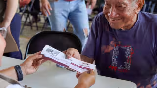 Adultos mayores con tarjetas vencidas recibirán aviso para obtener un nuevo plástico