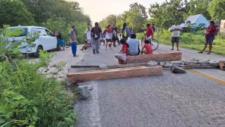 Los habitantes inconformes pusieron diferentes objetos sobre la carretera.