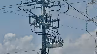 Apagones de la CFE afectan a seis fraccionamientos de Playa del Carmen; vecinos reportan daños en electrodomésticos