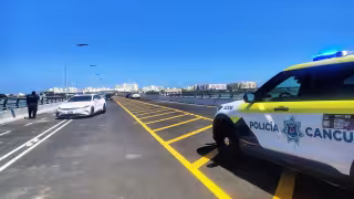 La Policía de Cancún llegó al lugar para auxiliar al conductor accidentado.