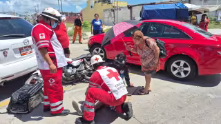 Motociclista resulta lesionado en la colonia Insurgentes tras ser embestido por automóvil