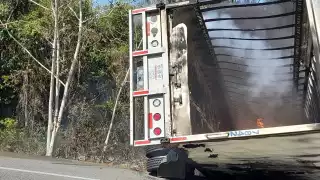 El tráiler comenzó a incendiarse después de volcar fuera de la vía