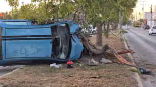 Camioneta vuelca tras chocar contra árbol en Campeche