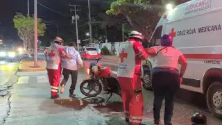 Una pareja derrapó en motocicleta la noche del viernes en la colonia Playa Norte.