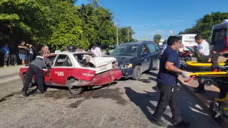 Un choque múltiple frente a Bodega Aurrerá dejó daños materiales y tres lesionados llevados al hospital