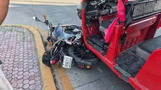 El choque entre un pochimóvil y una motocicleta generó afectaciones viales en la zona de Soriana Aviación, en Ciudad del Carmen