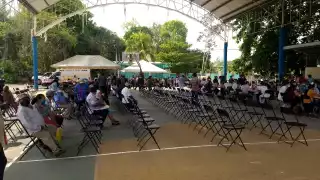 Abuelitos a la espera de su turno para recibir su segunda vacuna contra el COVID-19