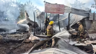 Incendio destruye vivienda en la colonia 23 de Julio en Ciudad del Carmen; detienen a presunto responsable