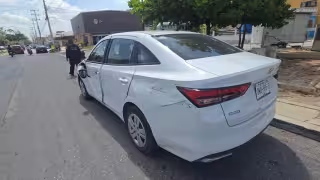 Sin lesionados tras choque en acceso al malecón