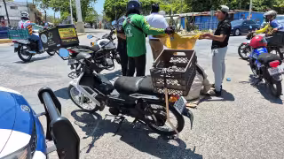 Adulto mayor resulta lesionado tras choque en semáforos de Walmart en Carmen