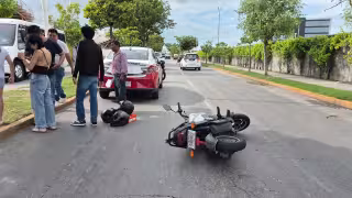 Dos jovencitas en motocicleta sufrieron un accidente frente a la plaza Zentralia.