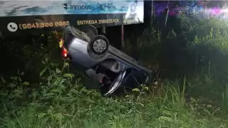 Conductor presuntamente ebrio sufre aparatosa volcadura en Playa del Carmen