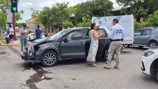Policía Estatal interviene en accidente con daños cuantiosos