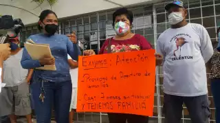 Operadores turísticos se manifestaron contra el director de la Reserva de Celestún, René Kantún Palma. Foto:  Ramón Reyna Fernández